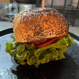 Cheeseburger vegetal multicereales con Papas Fritas + Bebida GRATIS