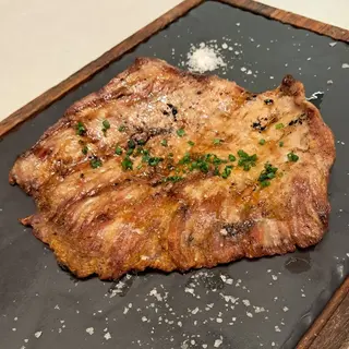 Secreto Ibérico a la brasa con su guarnición