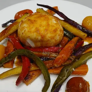 Burrata Cremosa con Verduras a la Brasa y Vinagreta de Kimchi