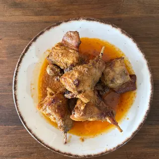 Conejo al salmorejo con papas arrugadas