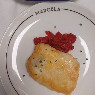 Merluza de pintxo frita con pimientos