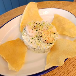 Ensaladilla griega con gambón