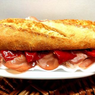 Bocata de pollo rebozado, piquillo, bacon y huevo