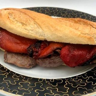 Bocata de lacón asado y piquillo