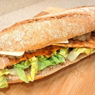 Bocata pollo, queso, piquillo, lechuga