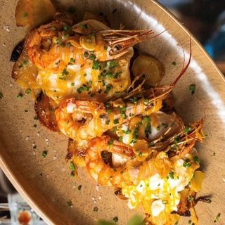 Huevos rotos con gambón