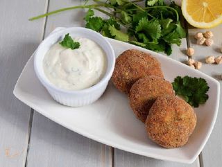 Falafel con salsa de yogourt