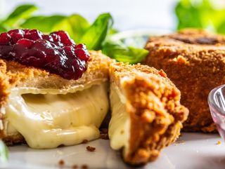 Queso brie empanado y confitura de tomate