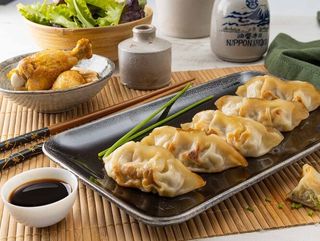Gyozas de pollo fritas con salsa teriyaki 5u