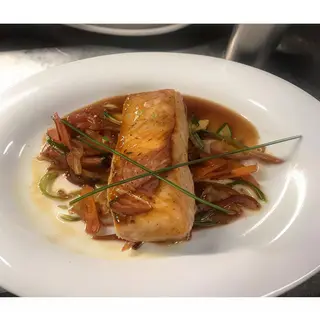 Salmón brasa con wook de verduras