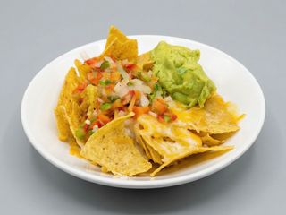 Nachos con guacamole y pico de gallo