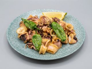 Calamares a la andaluza con padrones.