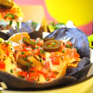 Nachos con mezcla queso , pico de gallo y jalapeños
