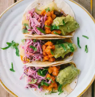 Tacos de pulled beef, monterrey jack, guacamole, piña asada y coleslaw