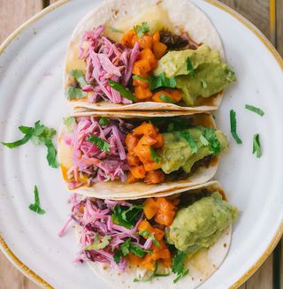 Tacos de pulled beef, monterrey jack, guacamole, piña asada y coleslaw