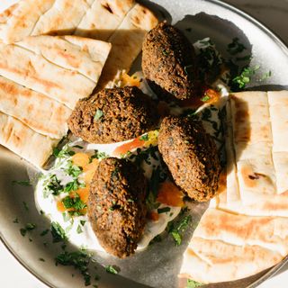 Falafel casero con tzatziki, orejones y pan de pita
