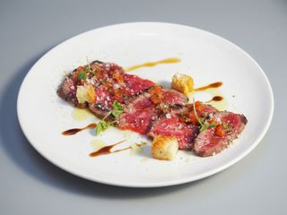 Tataki de Wagyu, parmesano, soja-romero y pan de brioche