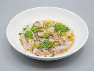 Tiradito de corvina con leche de tigre de marácuya 