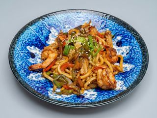Tallarines Udon con Gambas y Vegetales