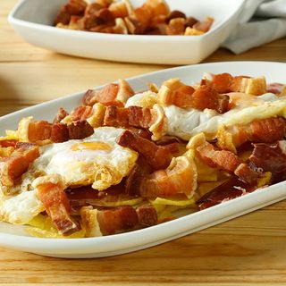 Huevos Rotos con Torreznitos Fritos