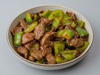 Ternera con pimientos verdes