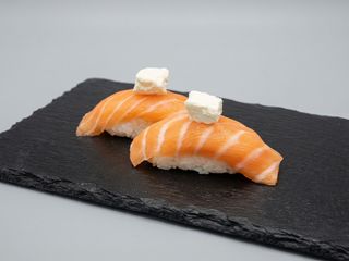 Nigiri Salmón y queso Philadelphia (2 pzs.)