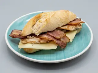 Bocata De Pollo, Bacon Y Queso