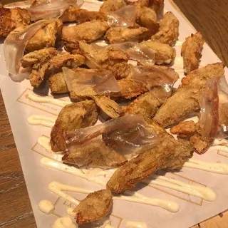 alcachofas fritas con mahonesa de trufa y cristal de panceta