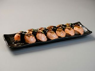 Nigiris De Salmó Flamejat Amb Foie (6 u.)
