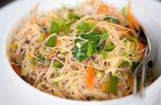 29. Fideos chino de arroz tres delicias