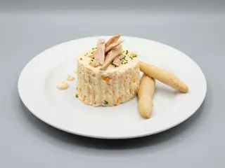 Ensaladilla rusa con mahonesa kimchee y ventresca de atún.