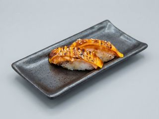 Nigiri de salmón con queso cheddar flameado (2uds.)