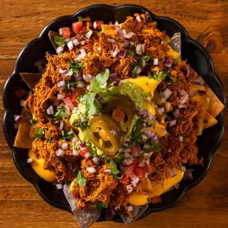 Nachos con guacamole, cochinita pibil