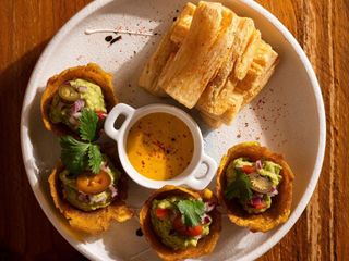 Dúo de yuca crujiente & patacones de plátano