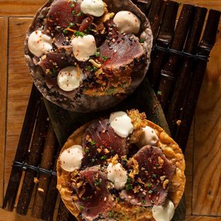 Taco crujiente de tataki de atún rojo (2 uds)