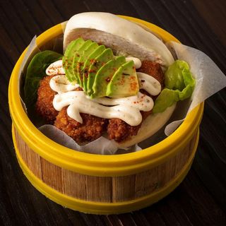 Bao de pollo empanado