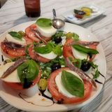 Ensalada caprese con anchoas