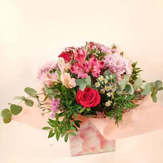 Caja con rosas y flor variada