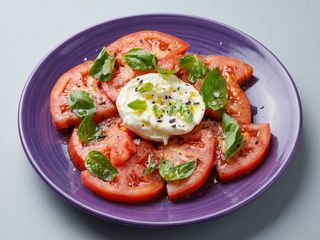 Burrata de tomate y reducción de pesto