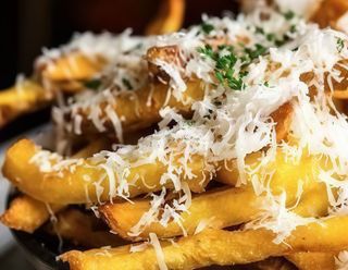 Patatas fritas con parmesano