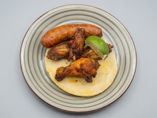 Arepa combo con alitas de pollo. 