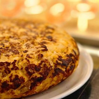 Tortilla de patatas con cebolla. 