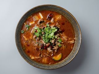 Rebanadas de ternera escalfadas en aceite de chili picante 