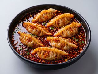 Gyozas rell. carne y verdura, aceite rojo