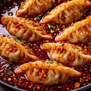 Gyozas rellenas de carne y cebollino, aceite rojo