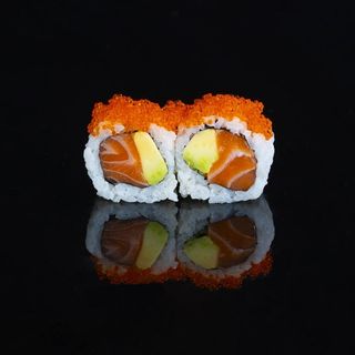 216 Rollo De Salmón Y Aguacate Con Tobiko