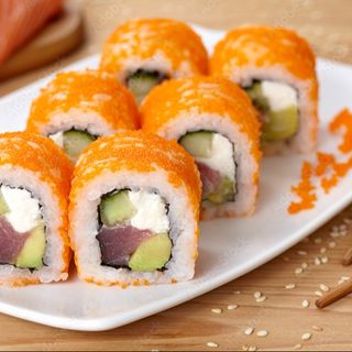 218B  Rollo De Atún Y Aguacate Con Tobiko