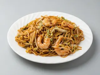 Tallarines con gambas y verduras