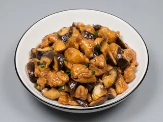 Pollo salteado con bambú y setas chinas