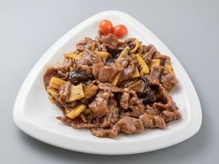 Ternera con Bambú y Setas Chinas